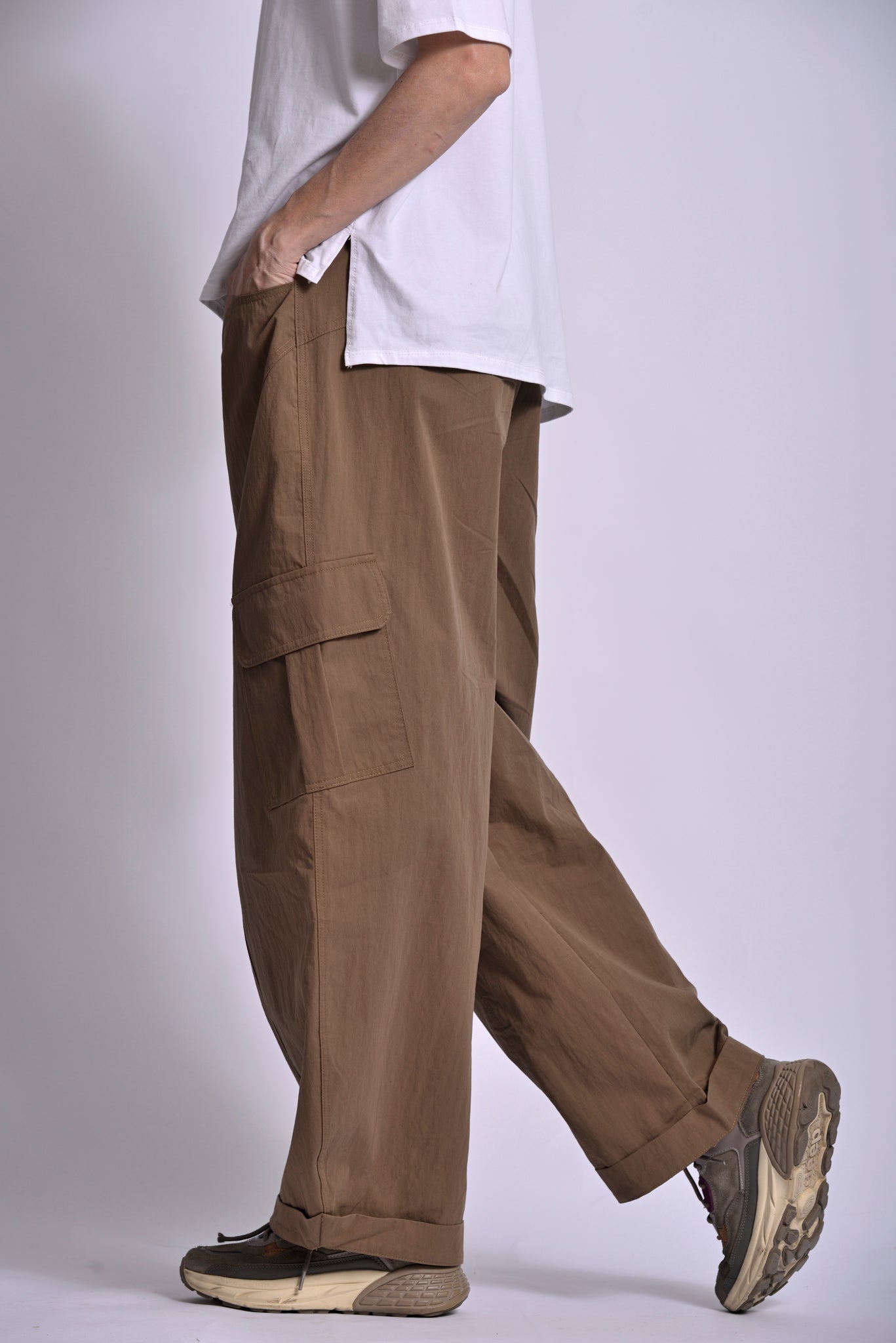 Pantaloni cargo maro în mișcare, stil urban lejer
