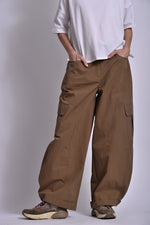 Pantaloni cargo maro, profil model, croială amplă