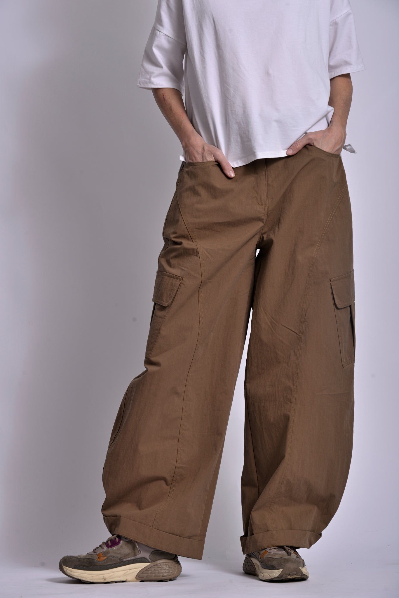 Pantaloni cargo maro, profil model, croială amplă