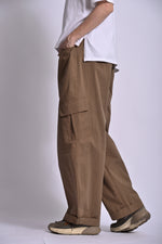 Pantaloni cargo maro, vedere din spate, buzunare aplicate