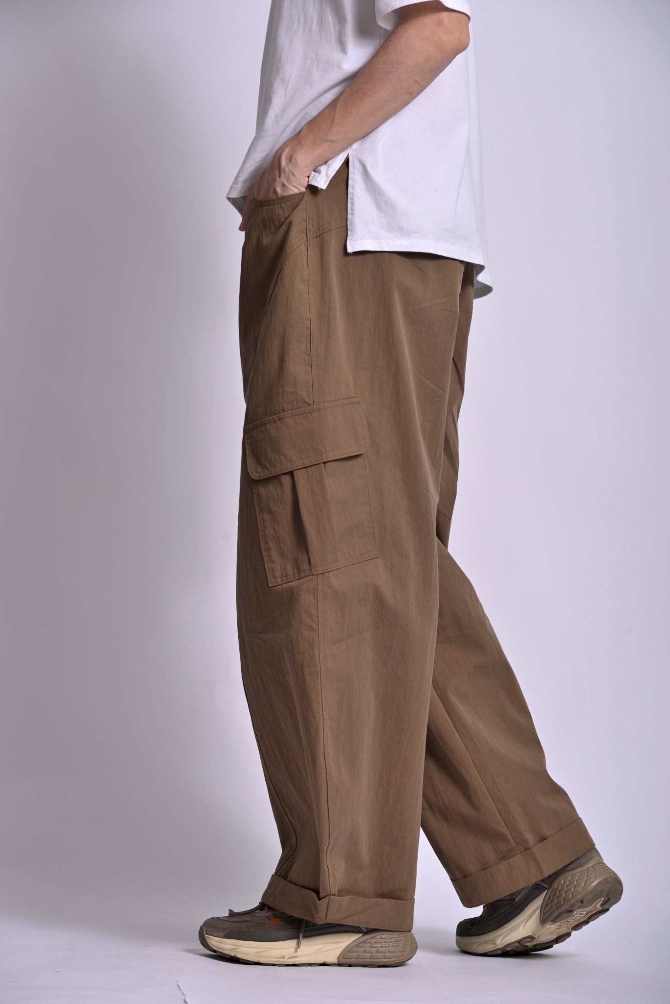 Pantaloni cargo maro, vedere din spate, buzunare aplicate