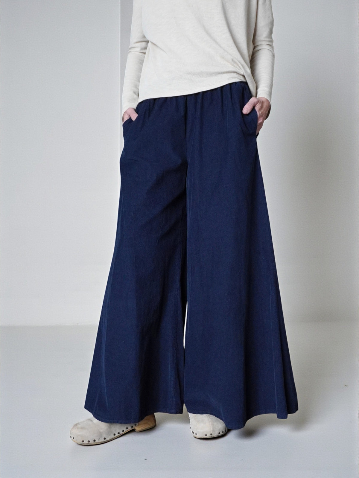 Pantaloni din catifea reiată bleumarin evazați, vedere din față