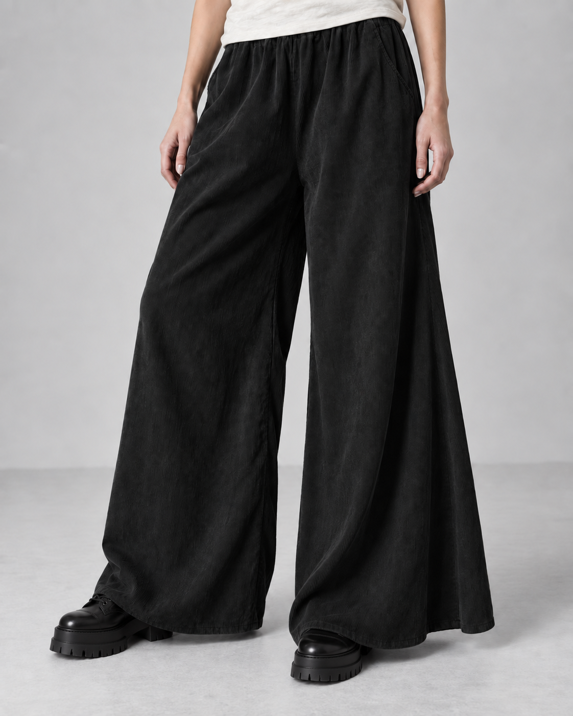 Pantaloni din catifea reiată negru evazați, vedere din față