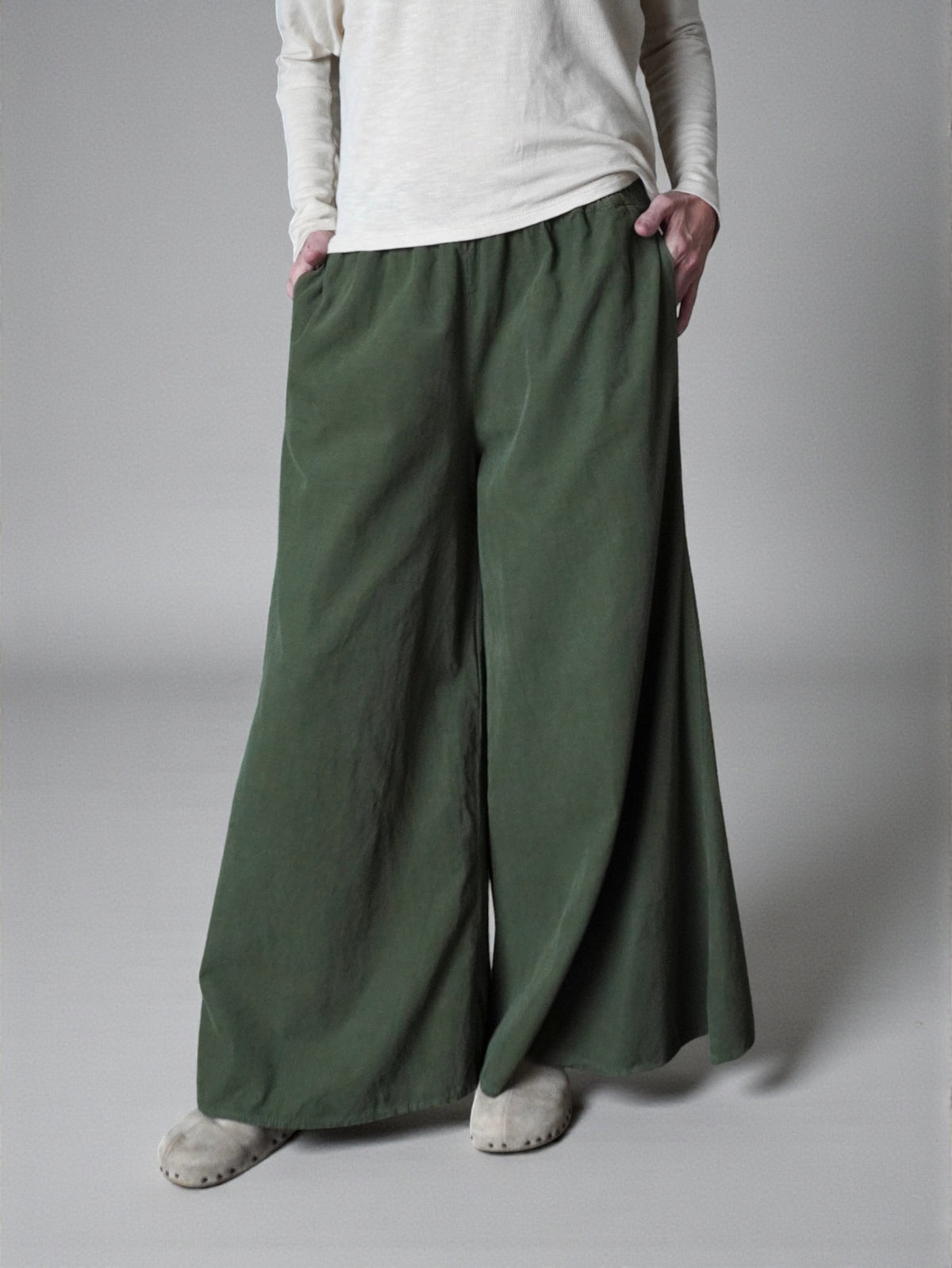 Pantaloni din catifea reiată verde evazați, vedere din față