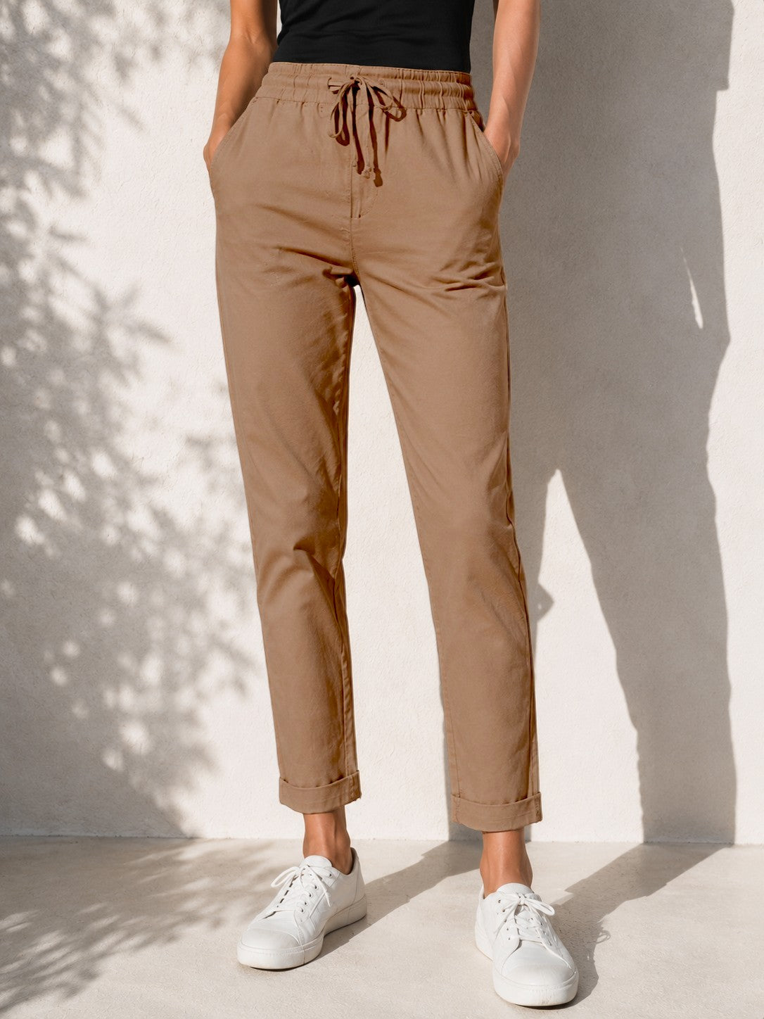 Pantaloni conici elastici din bumbac camel, vedere din față