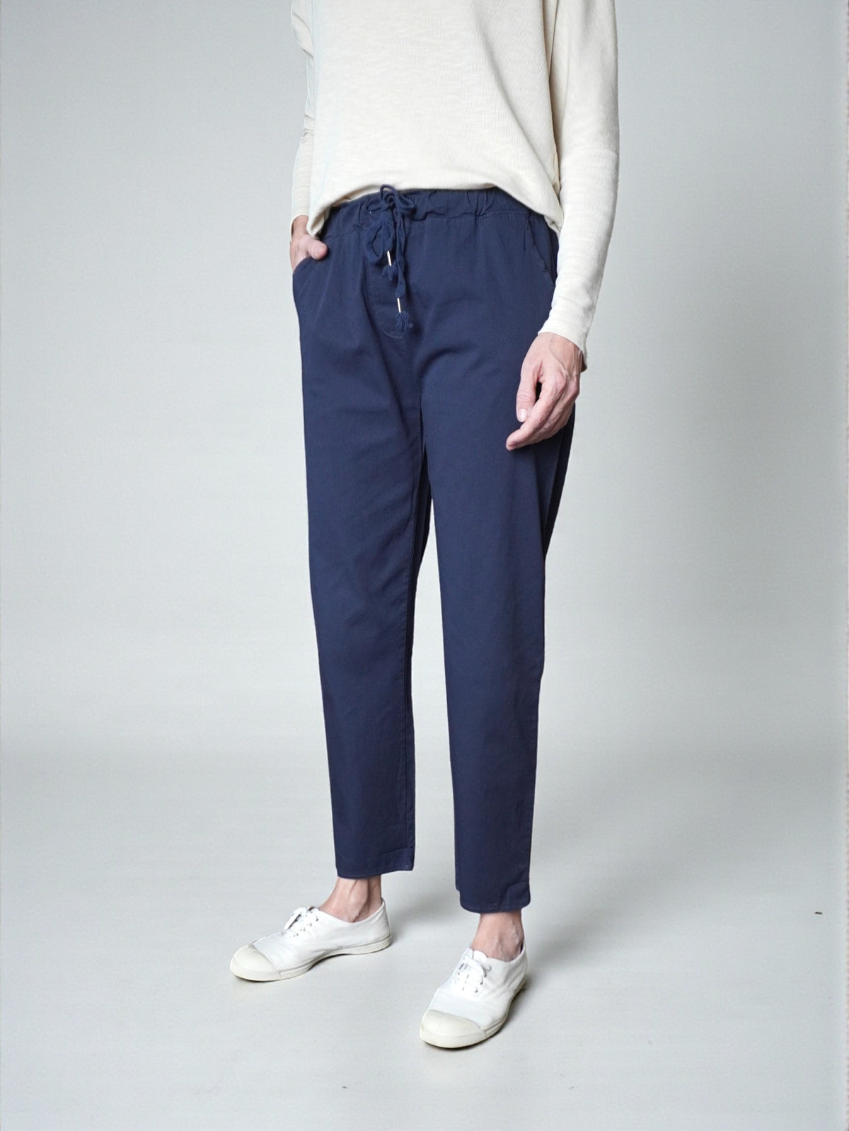 Pantaloni conici elastici din bumbac bleumarin, vedere din față