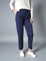 Pantaloni conici din bumbac elastic, vedere laterală