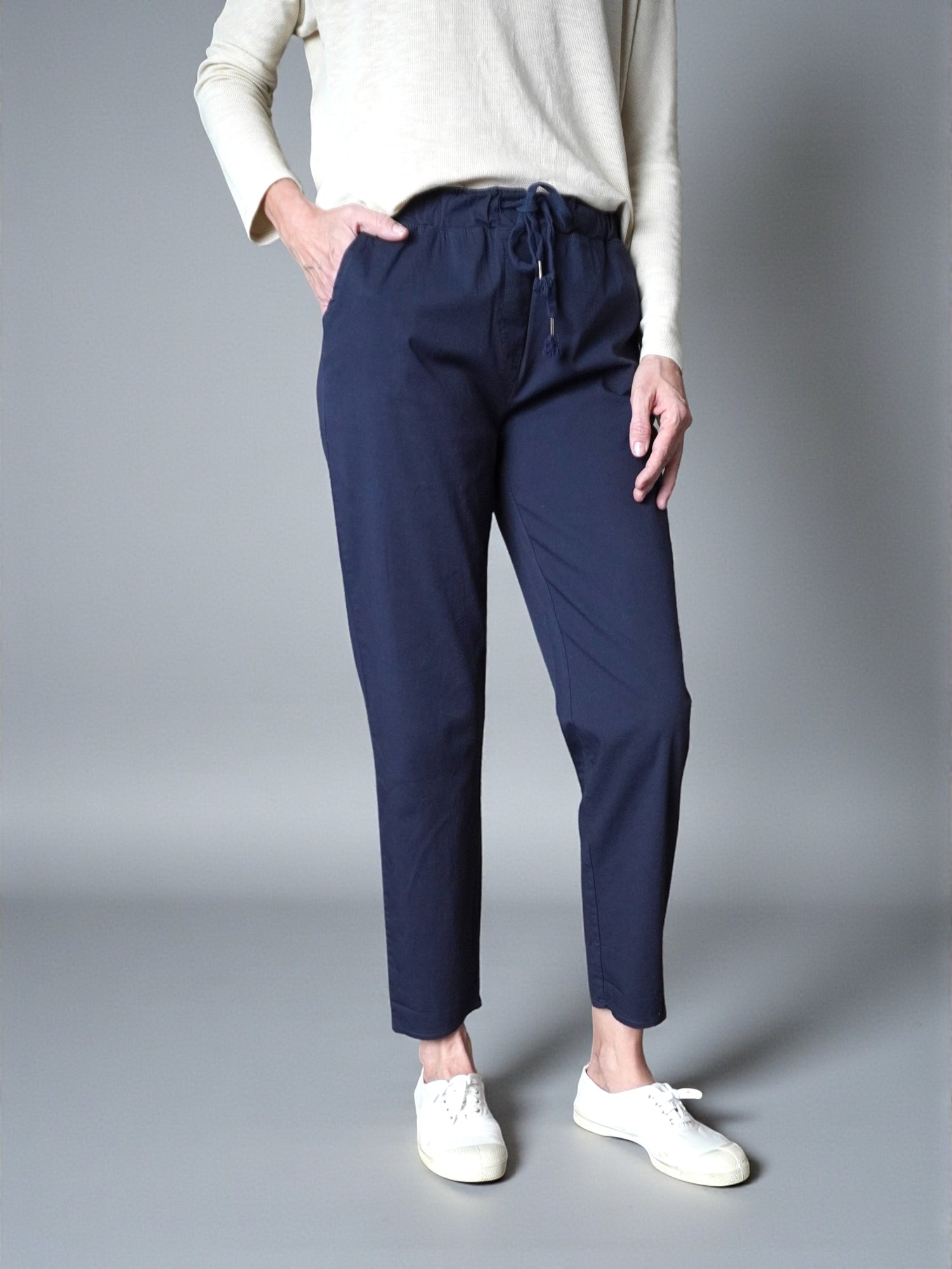 Pantaloni conici din bumbac elastic, vedere laterală