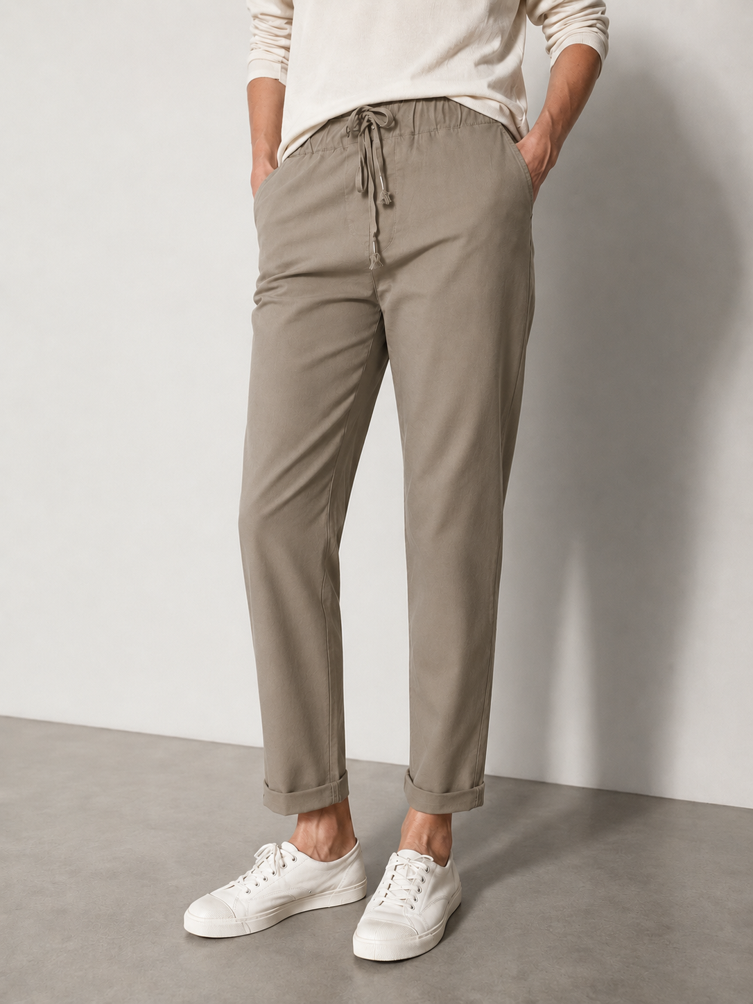 Pantaloni conici elastici din bumbac grej, vedere din față
