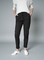 Pantaloni conici elastici din bumbac negri, vedere din față