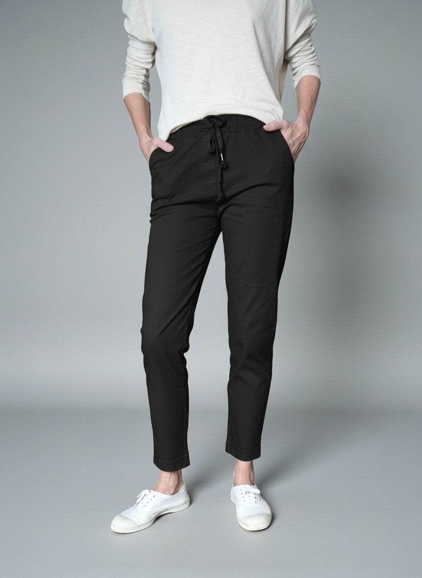 Pantaloni conici elastici din bumbac negri, vedere din față