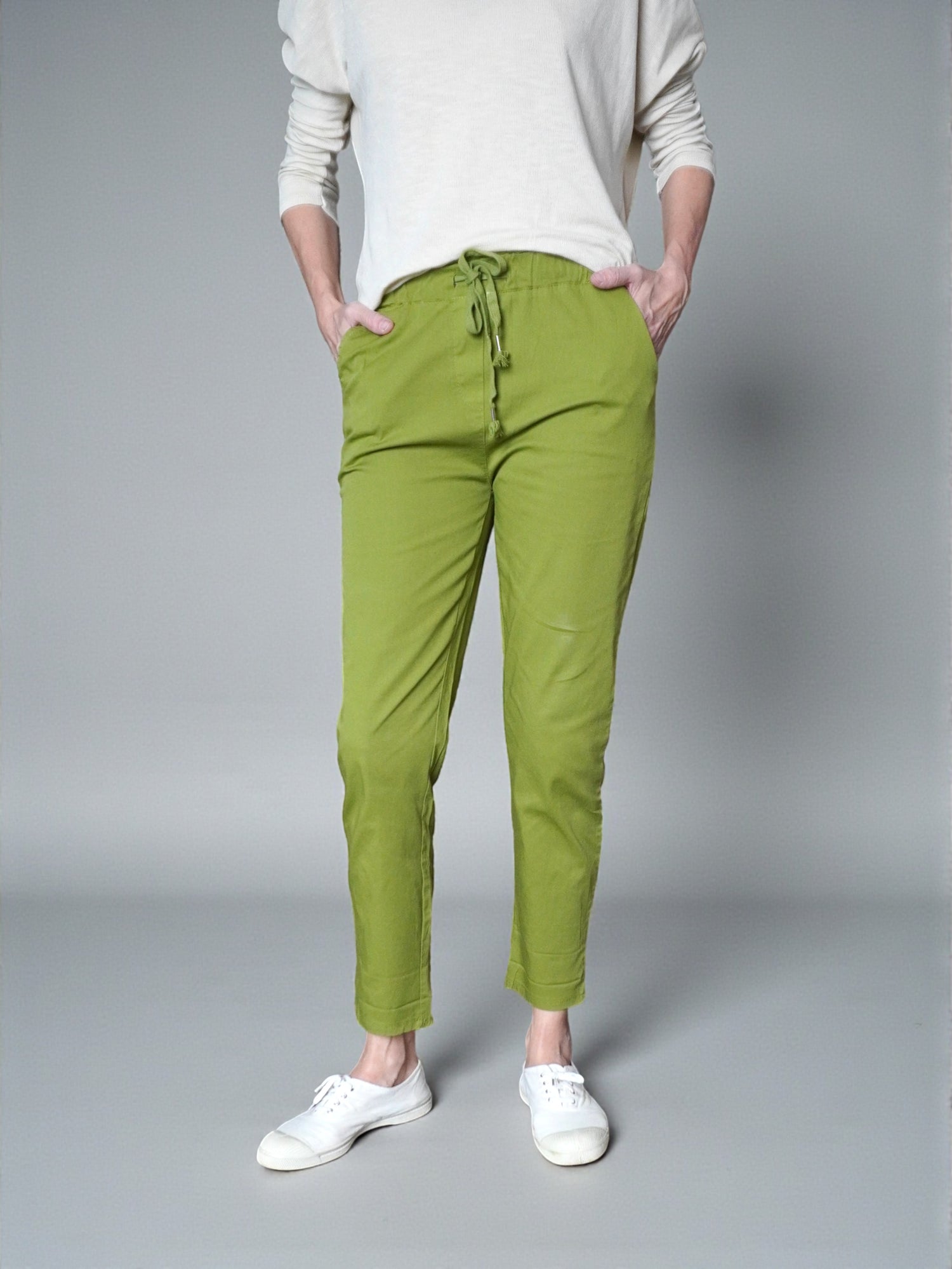 Pantaloni conici elastici din bumbac verde, vedere din față