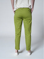 Pantaloni conici verzi din bumbac elastic, vedere laterală