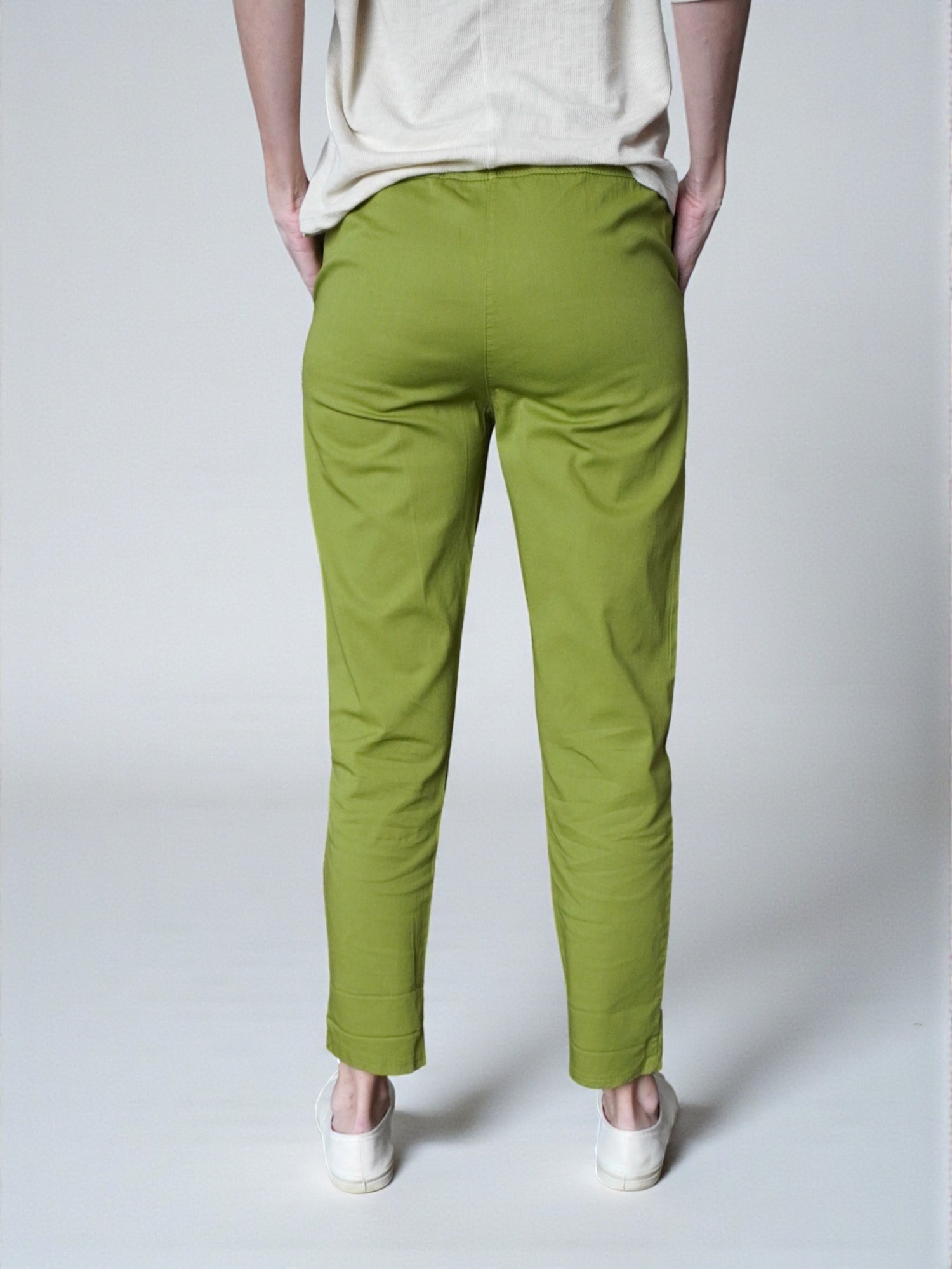 Pantaloni conici verzi din bumbac elastic, vedere laterală