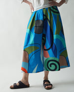 Detaliu imprimeu multicolor pantaloni culotte
