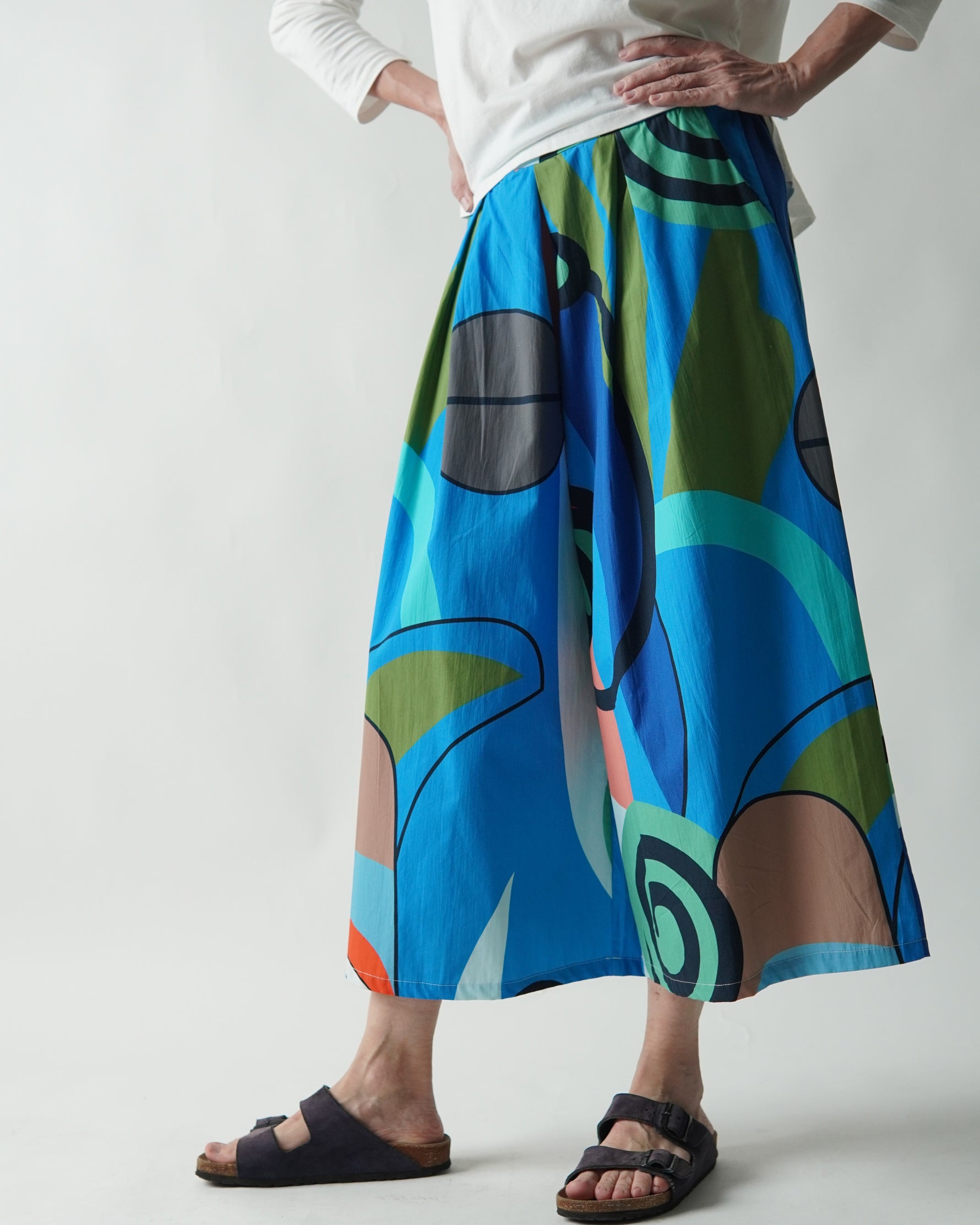 Pantaloni culotte în mișcare cu imprimeu colorat