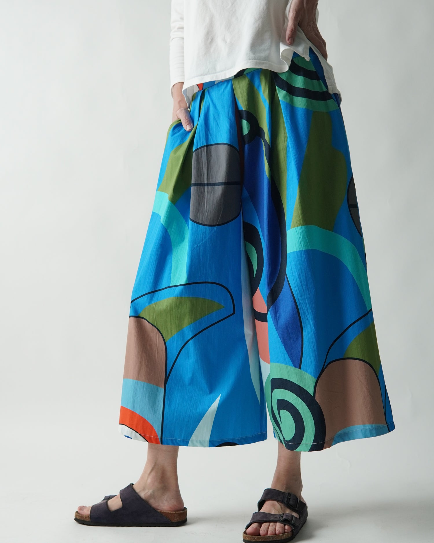 Pantaloni culotte din bumbac multicolor purtați pe model
