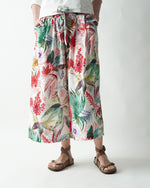 Detaliu pantaloni culotte cu imprimeu floral colorat pe fundal alb
