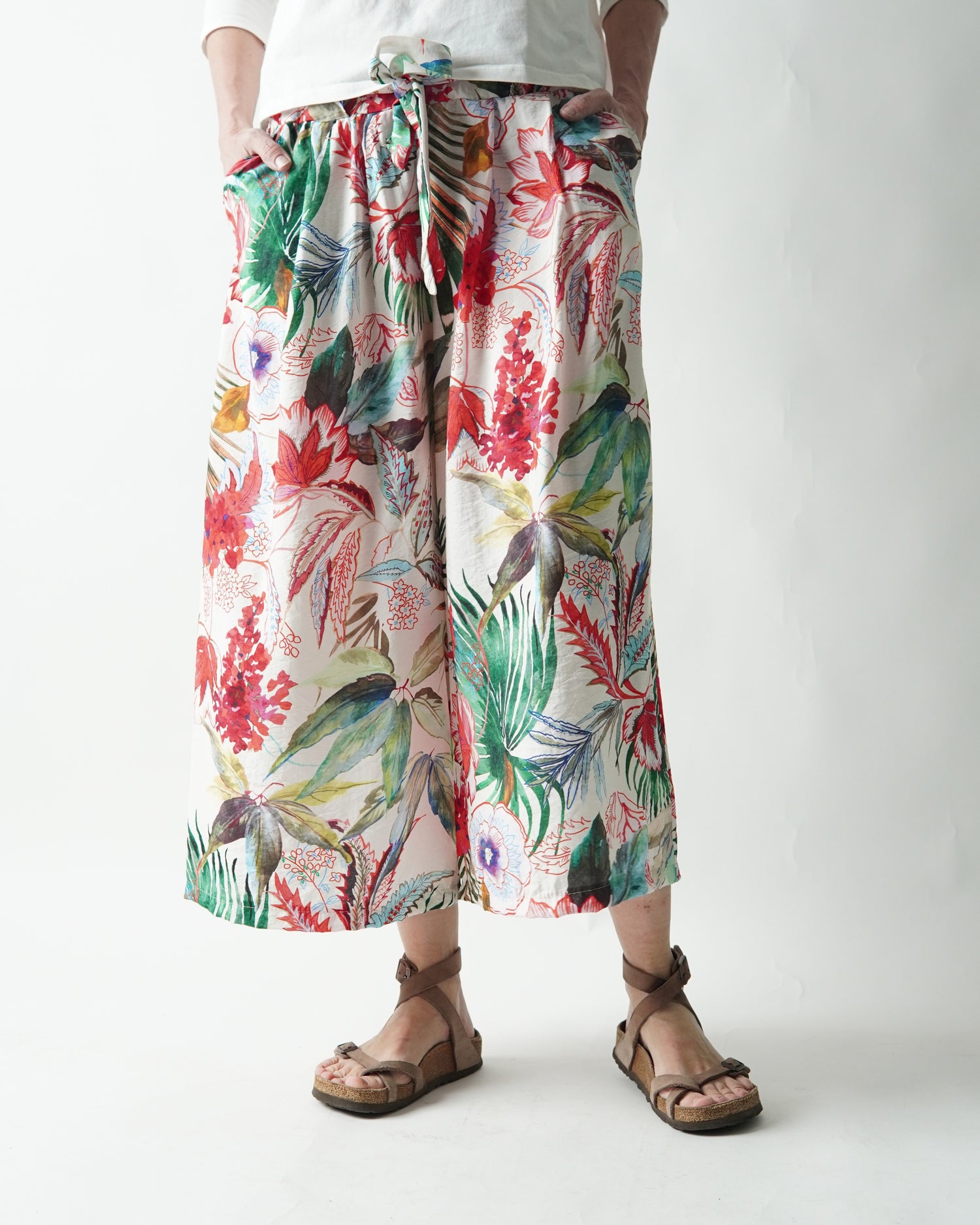 Detaliu pantaloni culotte cu imprimeu floral colorat pe fundal alb