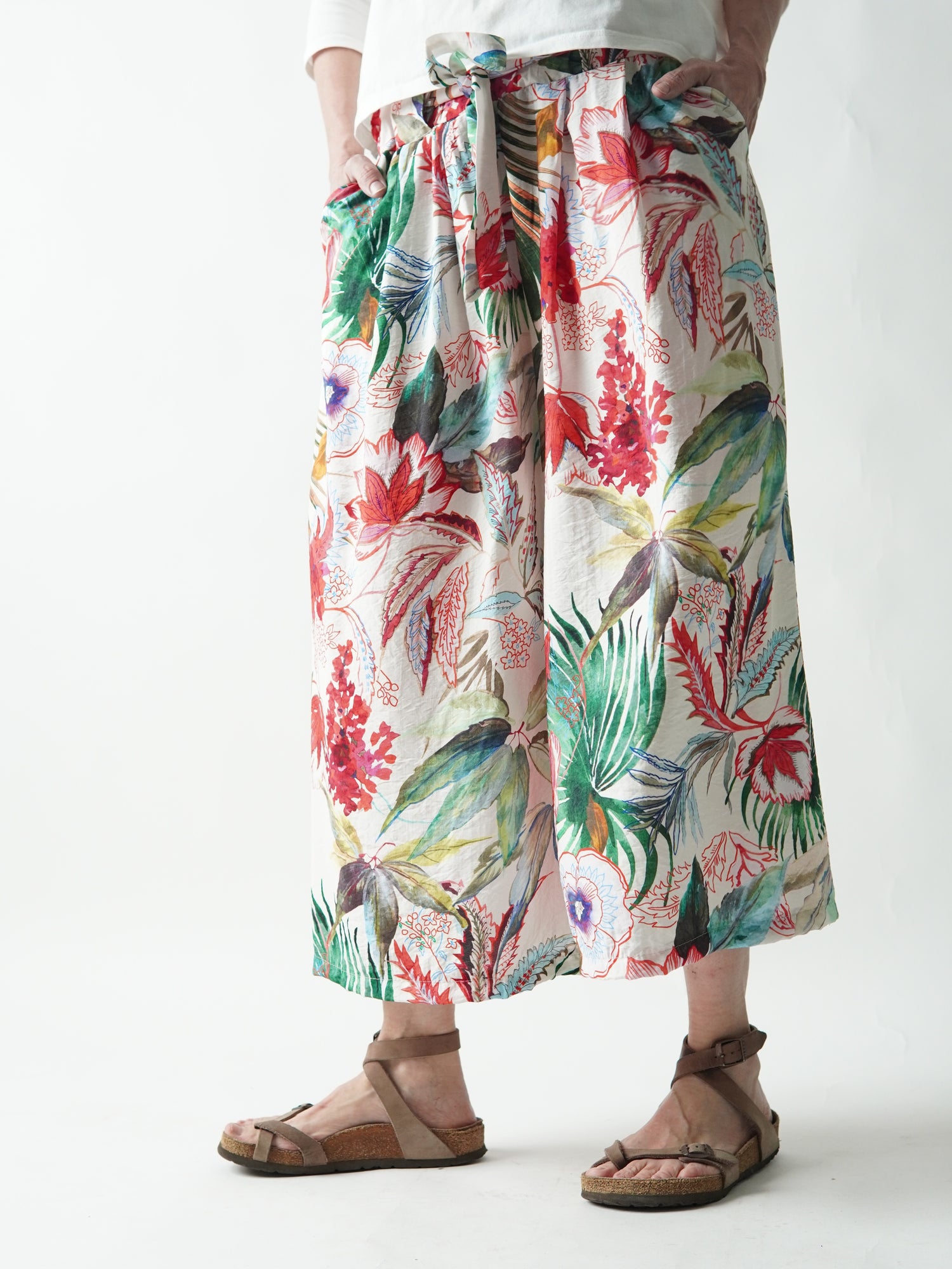 Ținută completă cu pantaloni culotte florali pe fundal alb