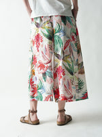 Pantaloni culotte cu imprimeu floral, vedere din spate