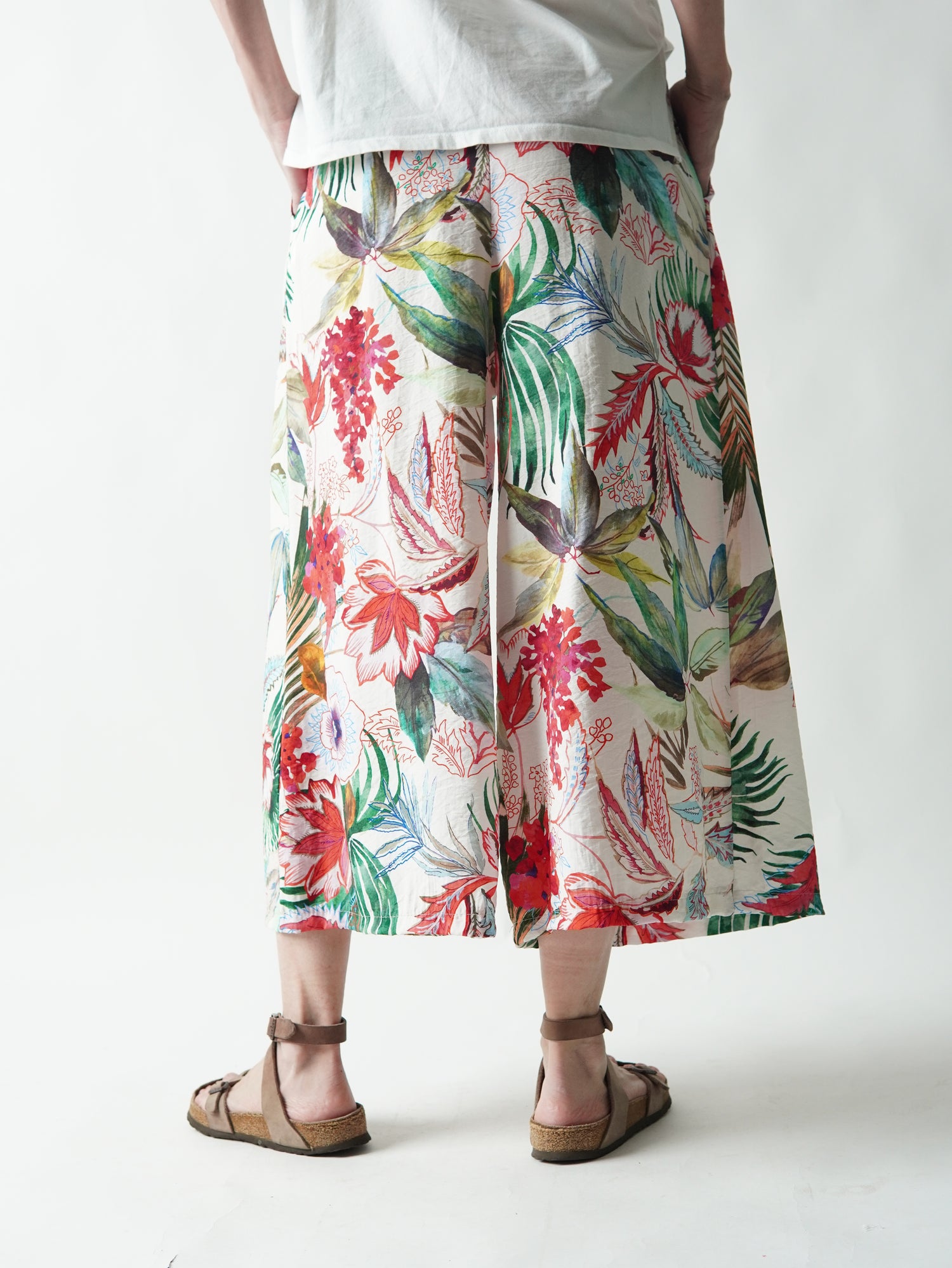 Pantaloni culotte cu imprimeu floral, vedere din spate