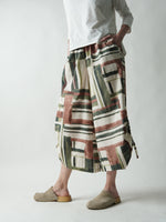 Pantaloni culotte cu imprimeu abstract purtați frontal