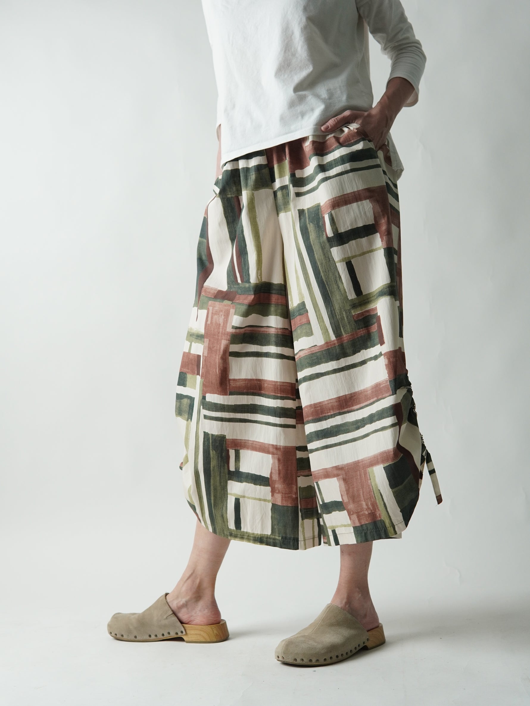 Pantaloni culotte cu imprimeu abstract purtați frontal