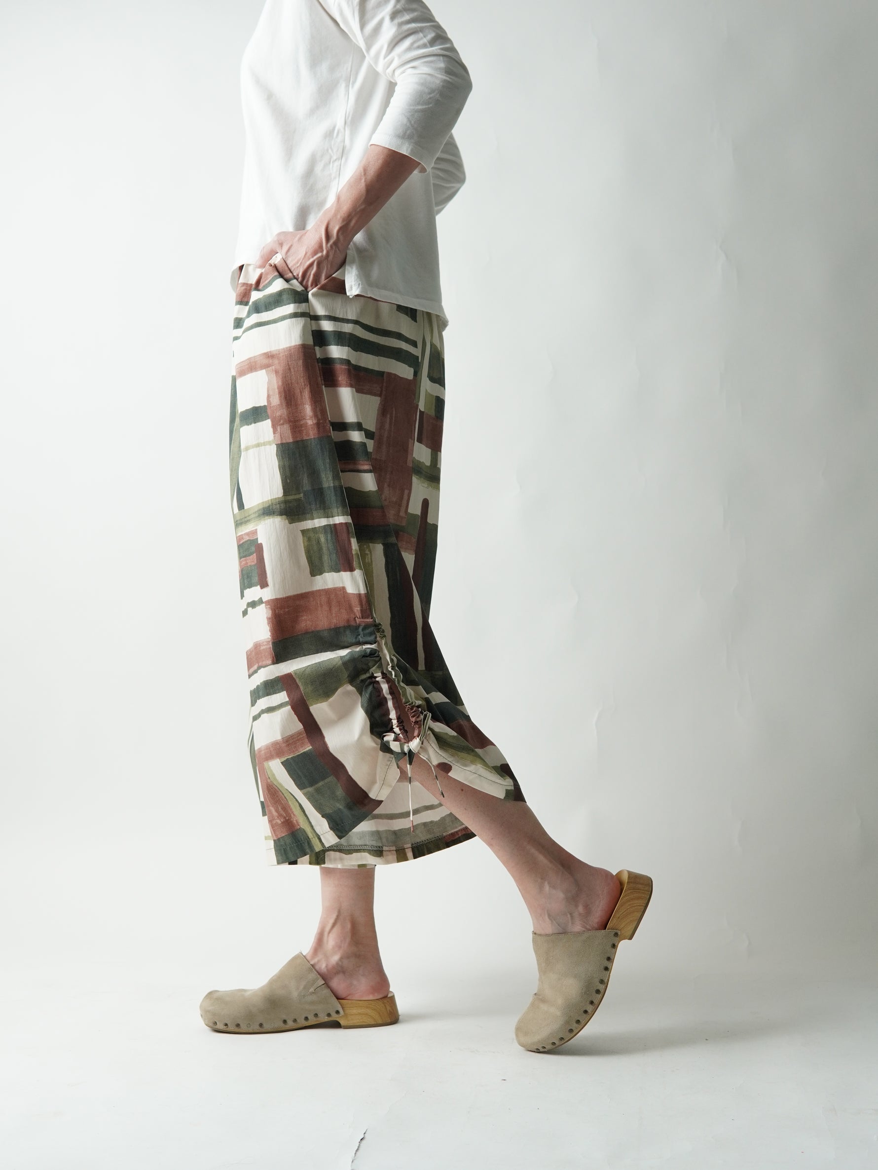 Pantaloni culotte cu croială lejeră, vedere din profil