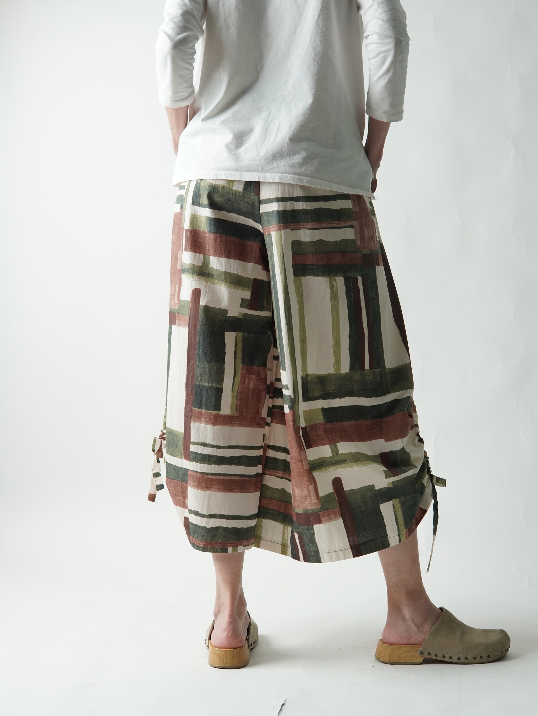 Pantaloni culotte vedere din spate cu talie elastică