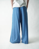 Detaliu pantaloni din denim moale cu talie elastică