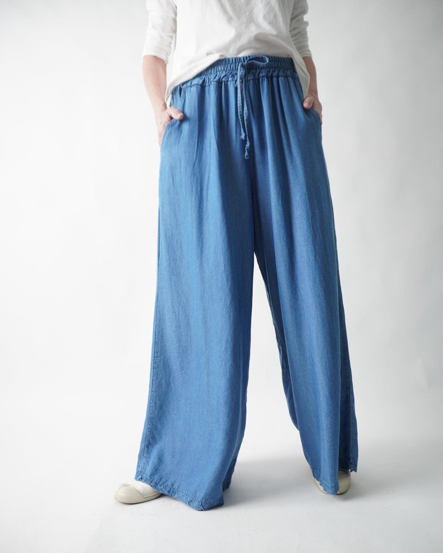 Pantaloni denim largi vedere laterală