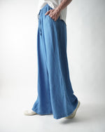Pantaloni din denim în mișcare cu croială lejeră
