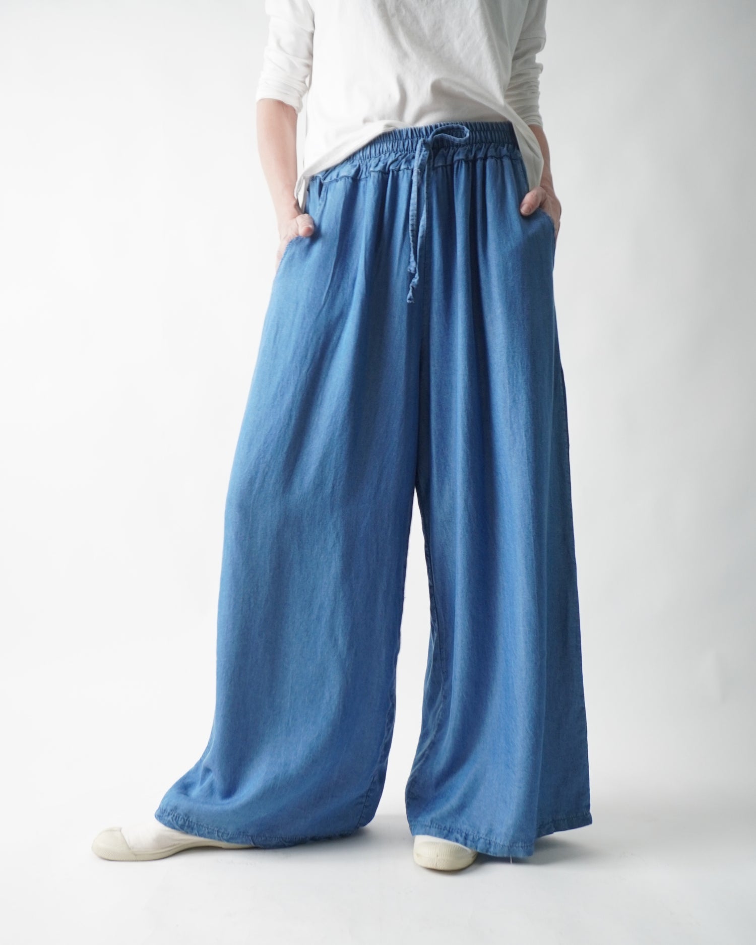 Pantaloni din denim moale cu croi larg purtați pe model