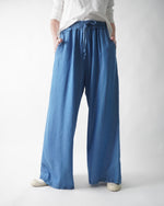 Pantaloni denim largi vedere din spate
