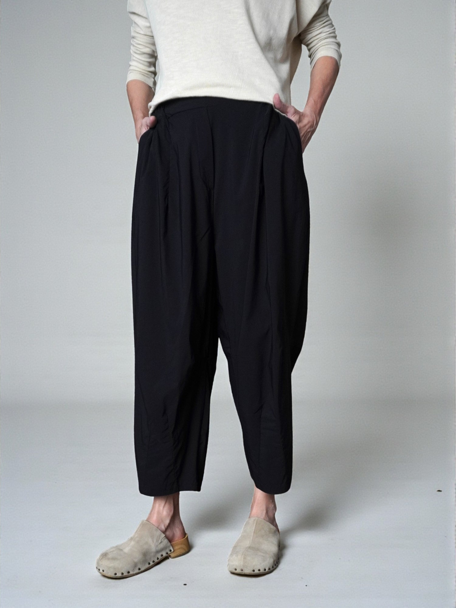 Pantaloni Dolce bleumarin cu croială lejeră, vedere din față