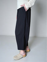 Pantaloni Dolce bleumarin, vedere din profil