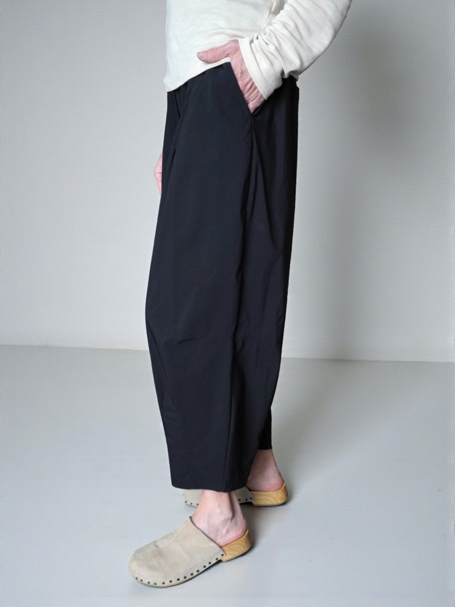 Pantaloni Dolce bleumarin, vedere din profil