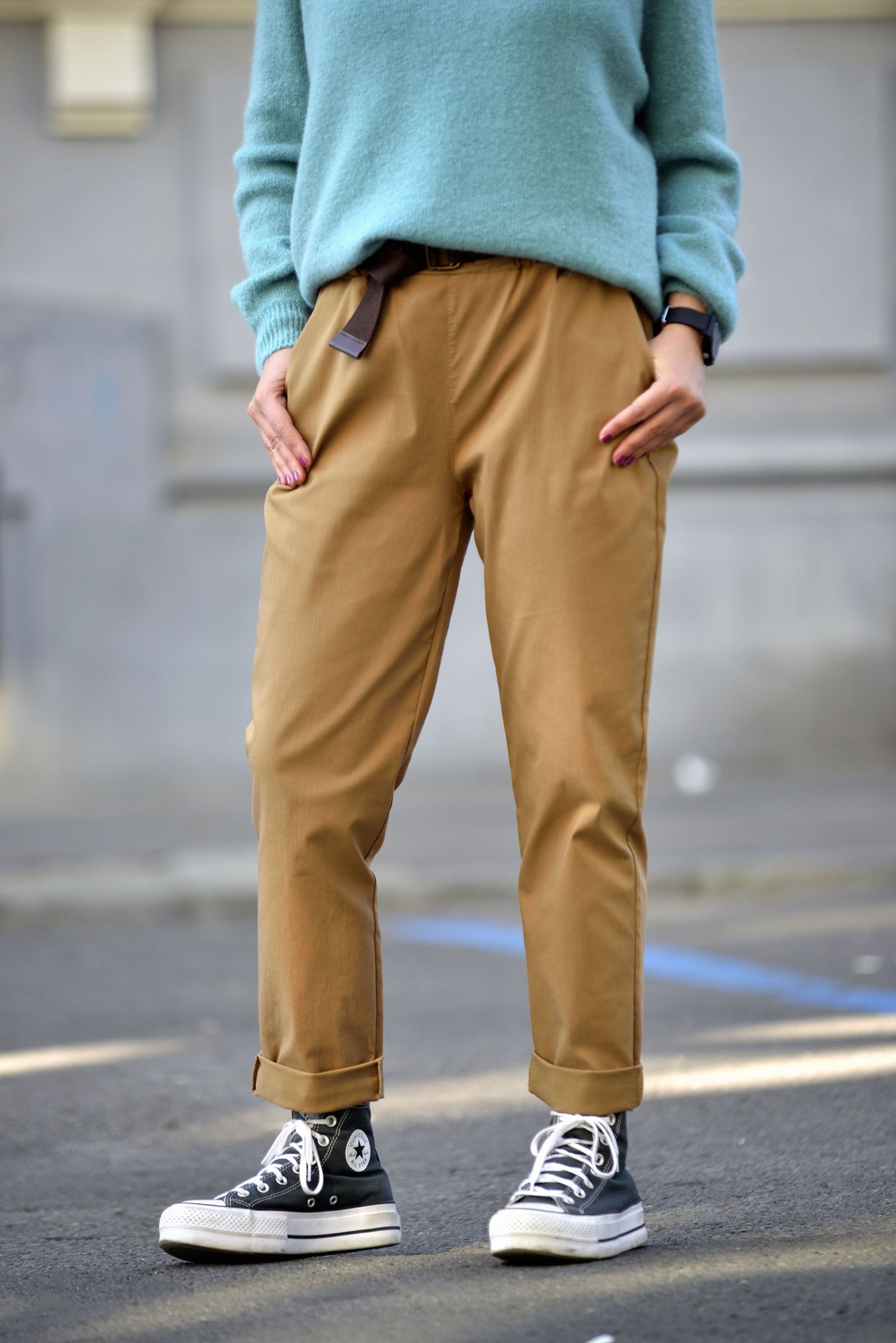 Pantaloni chino cu curea textilă