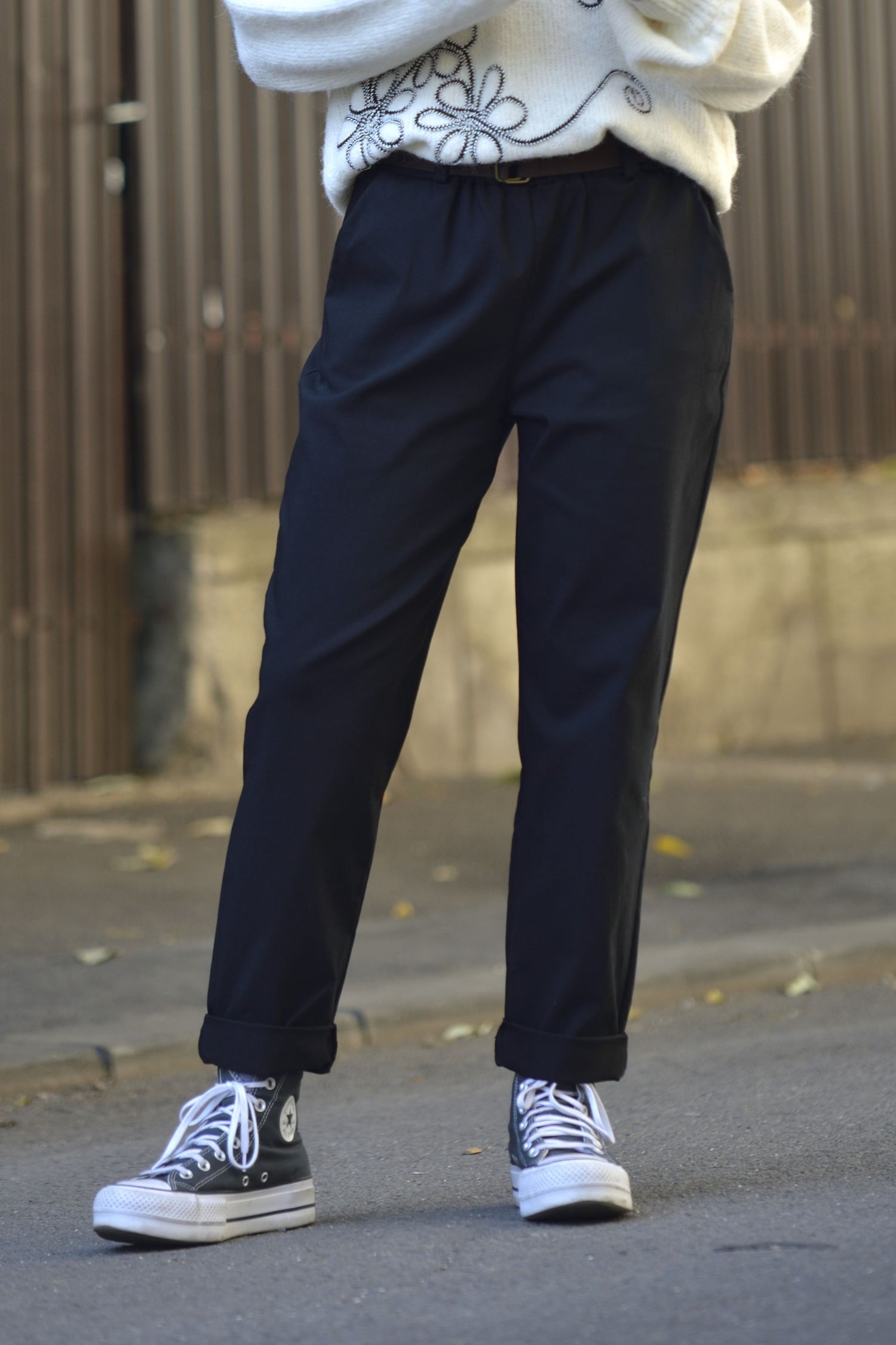 Pantaloni chino cu curea textilă