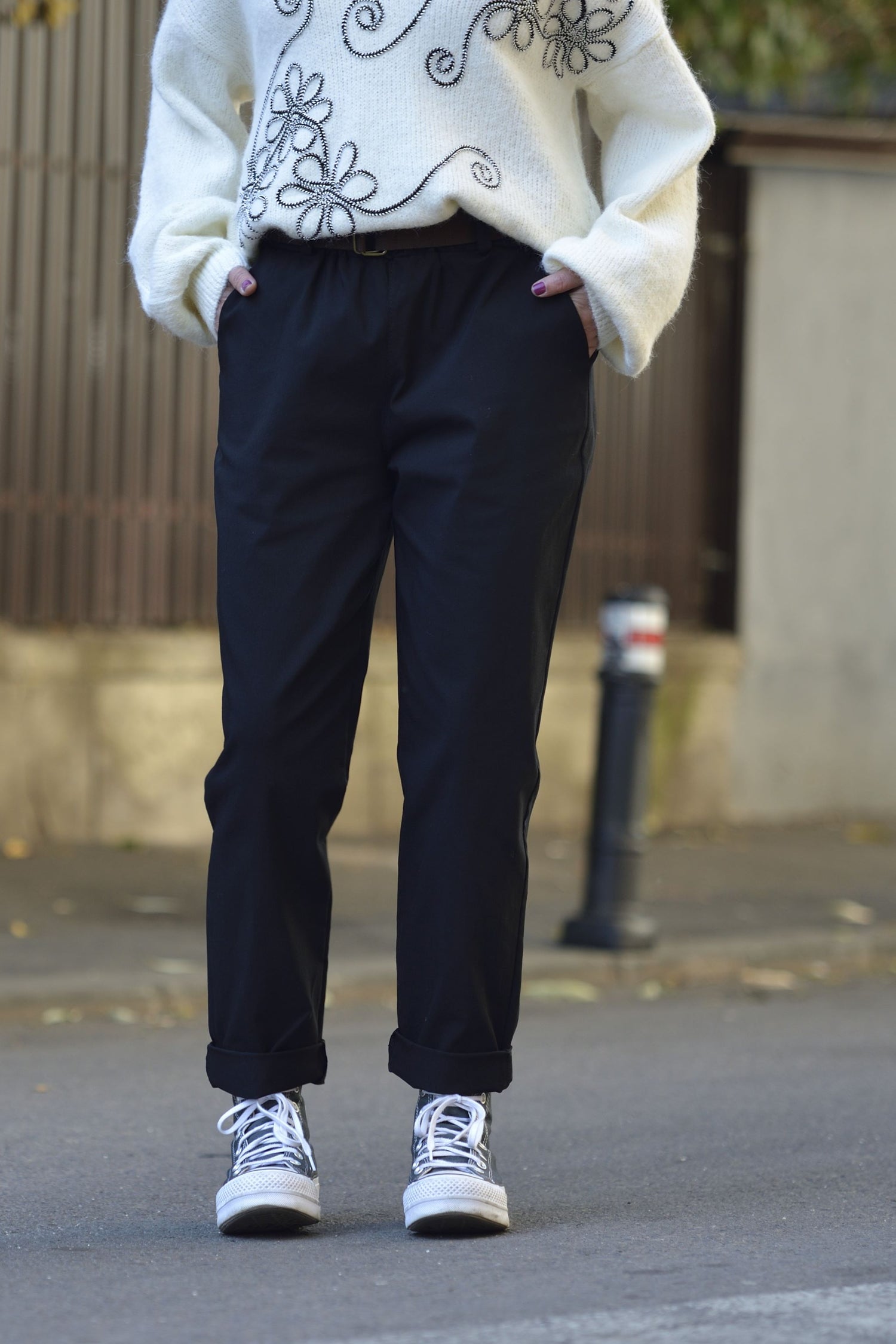 Pantaloni chino cu curea textilă