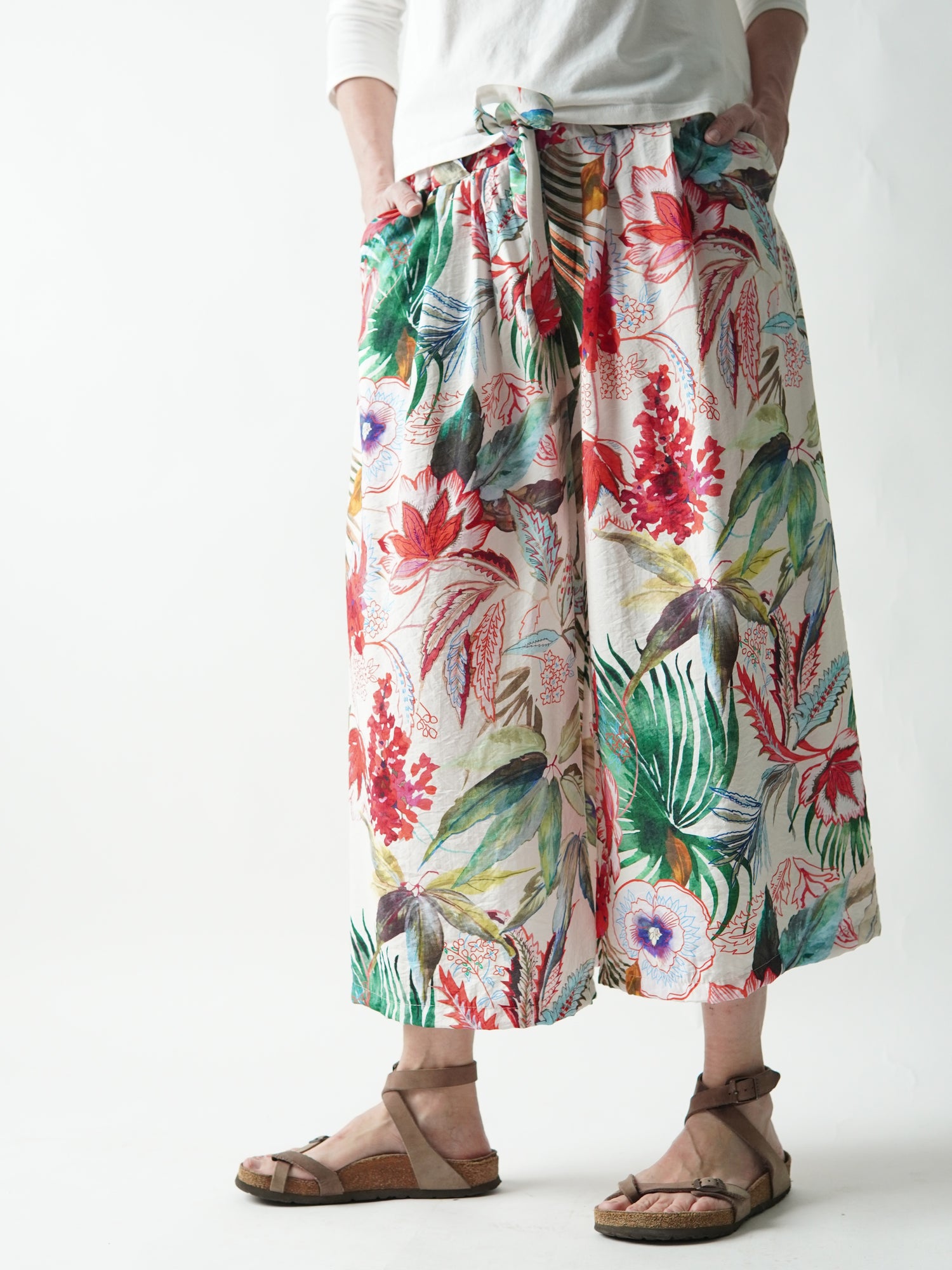 Pantaloni culotte florali, vedere laterală, croială largă și lejeră