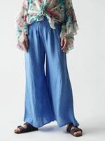 Pantaloni din in evazați albastru deschis, croială lejeră