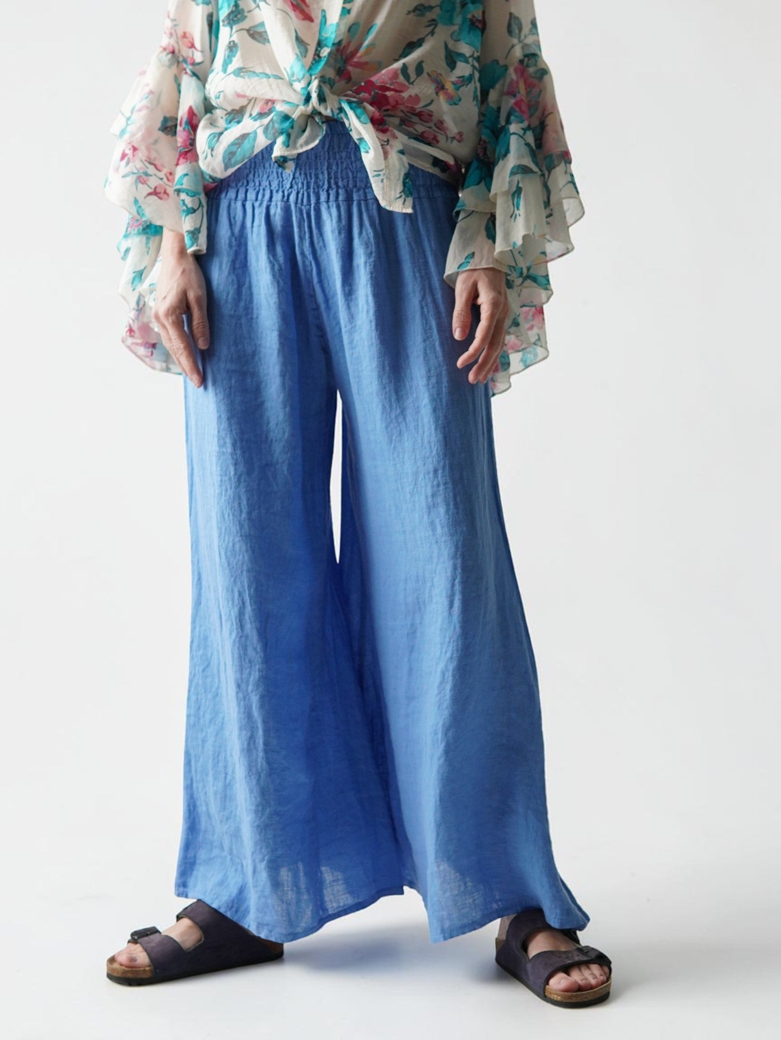 Pantaloni din in evazați albastru deschis, croială lejeră