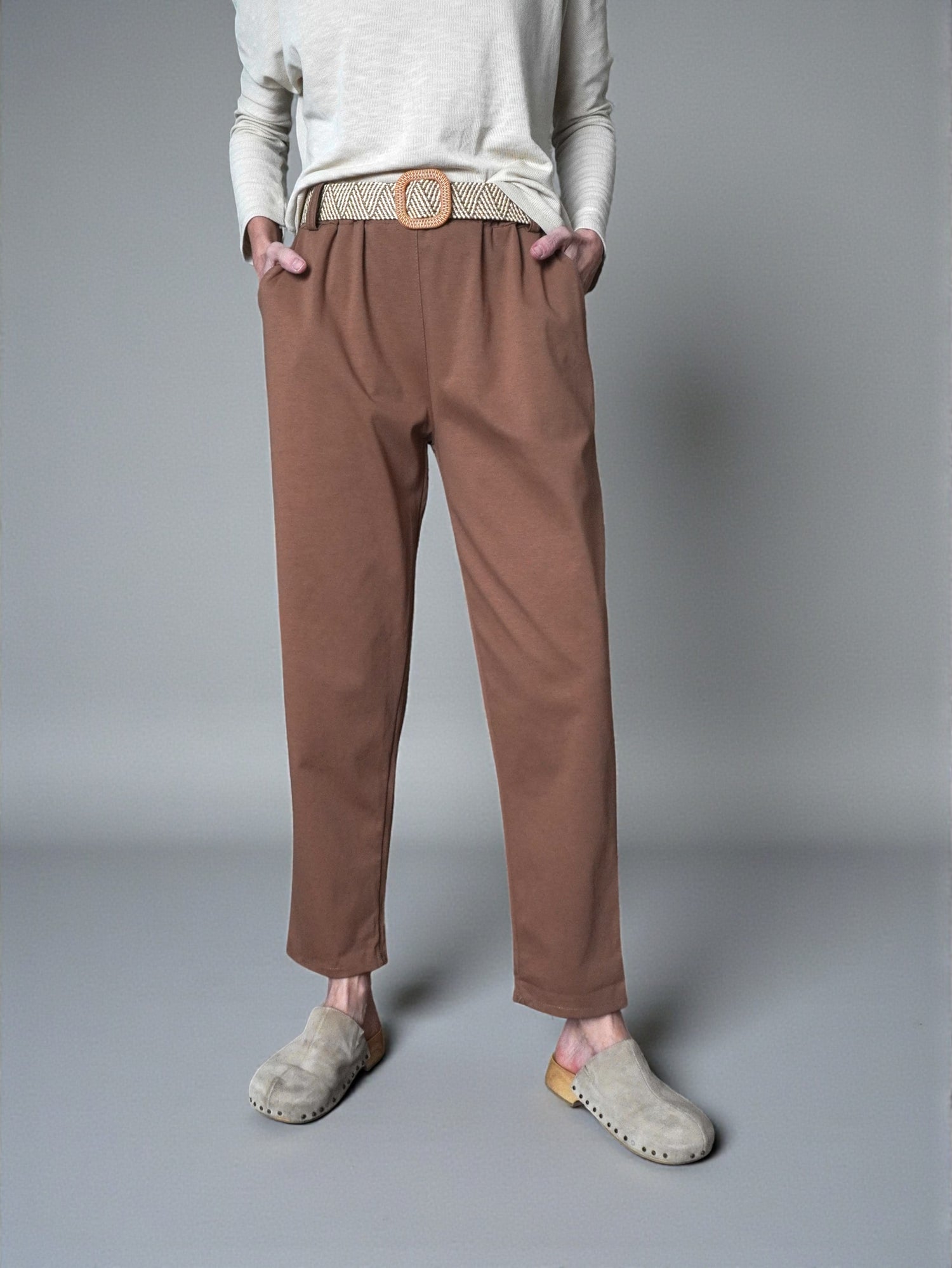 Pantaloni din jerse moale maro cu croială conică, vedere din față
