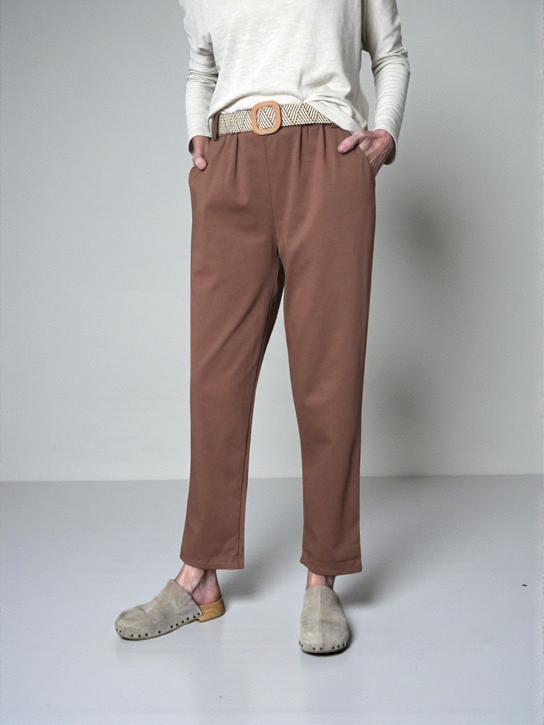 Pantaloni comozi maro din jerse moale, vedere laterală