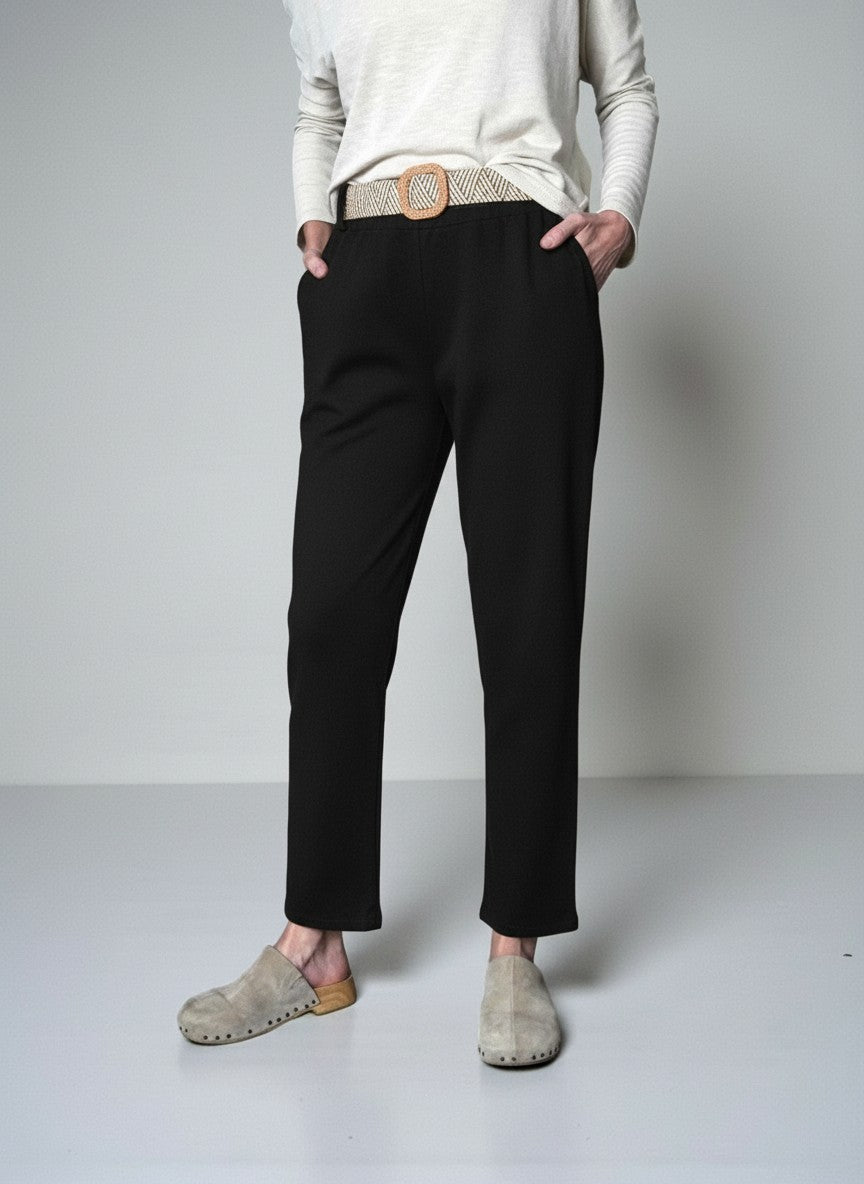 Pantaloni comozi din jerse moale negri cu croială conică, vedere din față