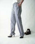 Pantaloni largi în carouri purtați pe model