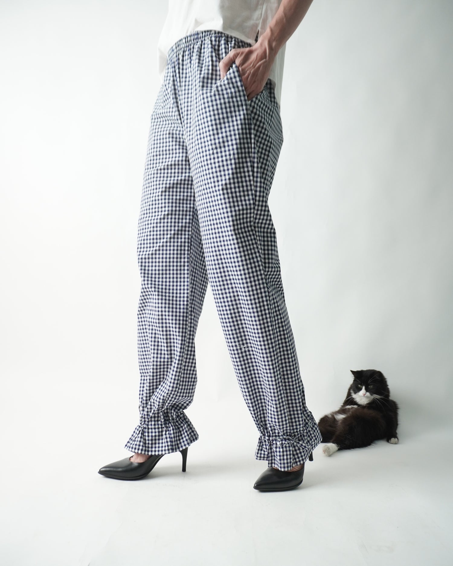 Pantaloni largi în carouri purtați pe model