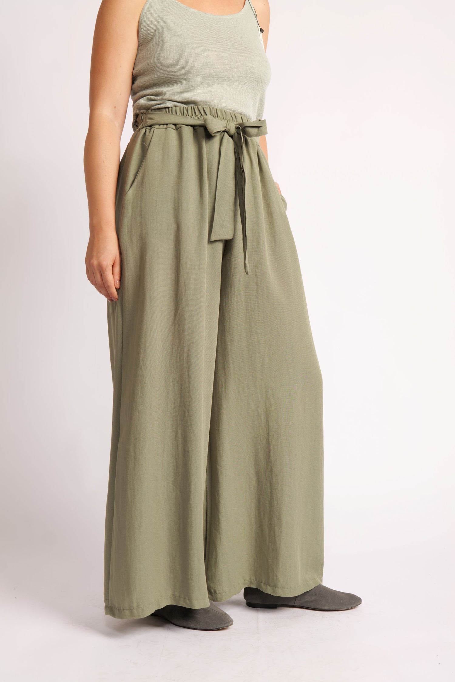 Pantaloni Largi Din Viscoză si In Cu Cordon – Lejeri, Naturali, Casual-Chic